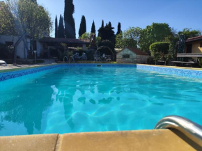 Poolside compact family cottage Bella
